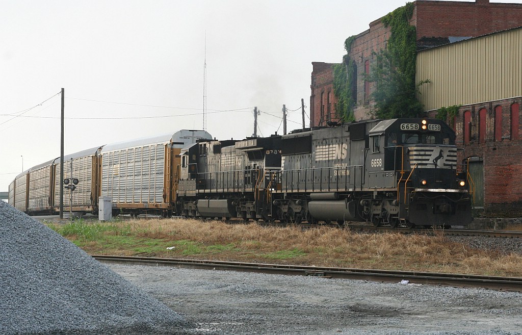 NS 6658 leads the first NB reroute north toward Atlanta